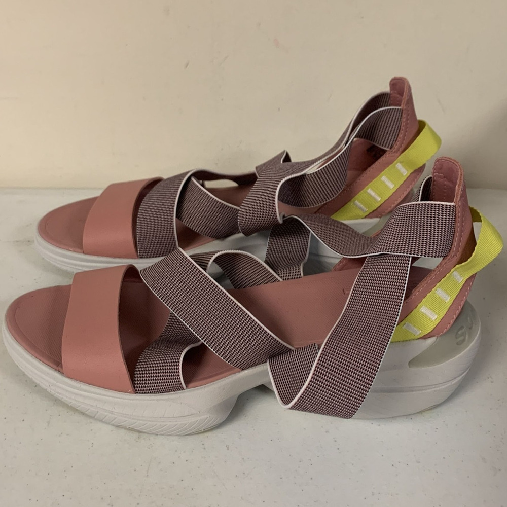 SOREL Women's SIZE 10 Explorer Blitz Multi Strap Sandal, Eraser Pink - Picture 2 of 6